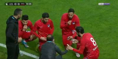 Futbol sahalarında güzel görüntüler: Sahada oruçlarını açtılar