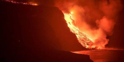 Lavlar dakikada 6 metre hızla ilerliyor