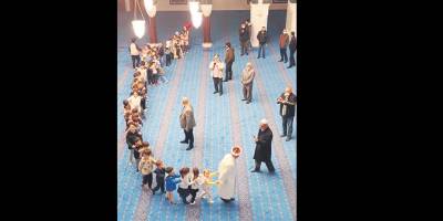 'Teravih treni' yapılan camiye çikolata yağıyor