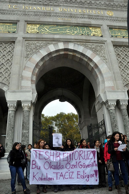 istanbul-universitesinde-taciz-protestosu.jpg