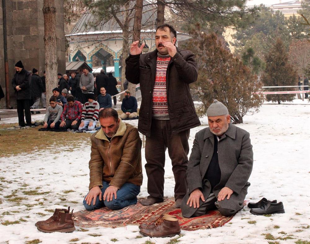 kayseri-kar-hunat-cami.jpg Kayseri Hunat Camiinde cuma namazı - Kar üstünde namaz