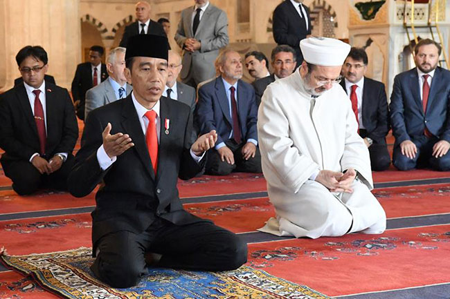 widodo_namaz2.jpg